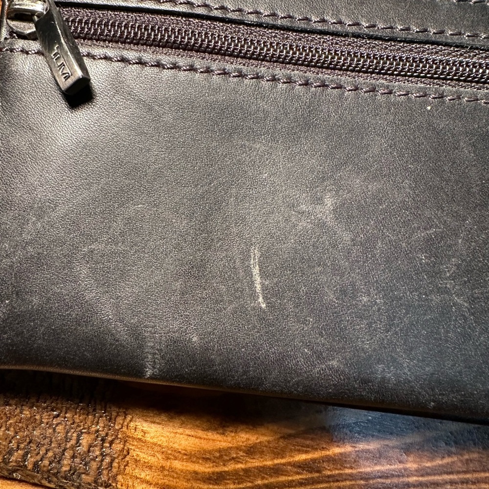Tumi leather wallet - Picture 2 of 9